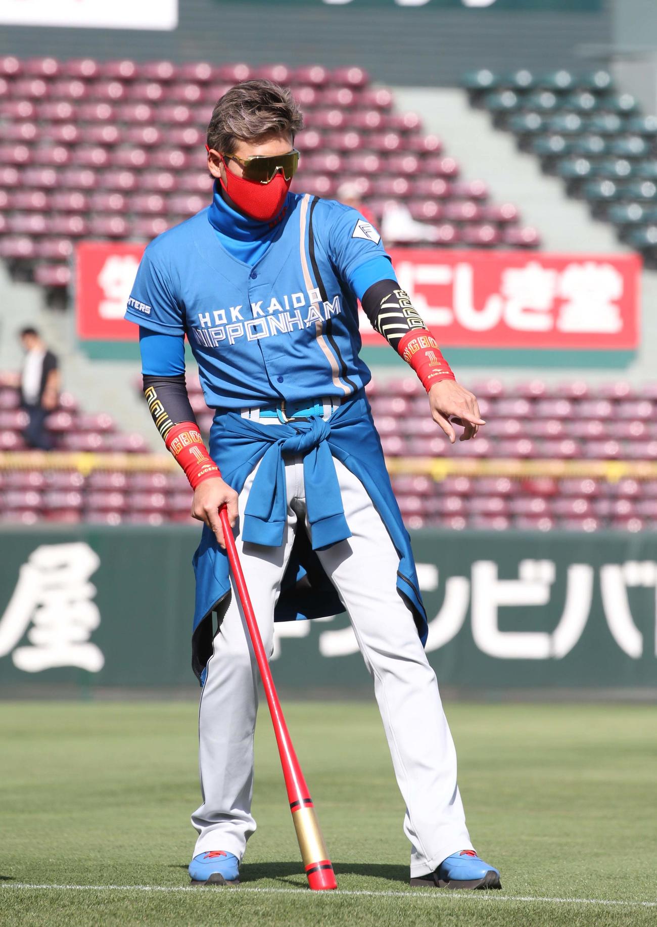 広島対日本ハム　グラウンドを指さす新庄監督（撮影・黒川智章）