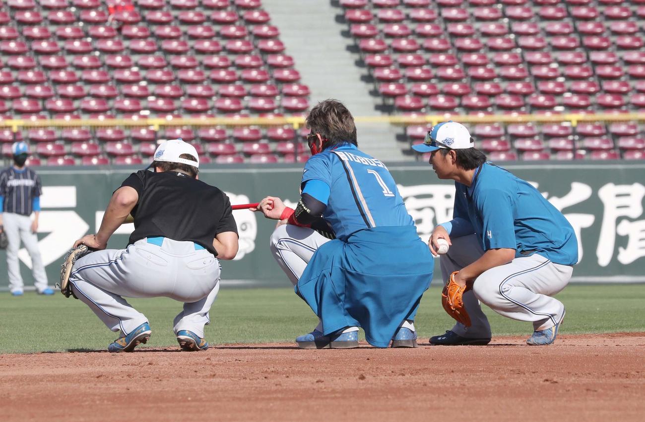 広島対日本ハム　グラウンドの形状を見る左から水野、新庄監督、上川畑（撮影・黒川智章）