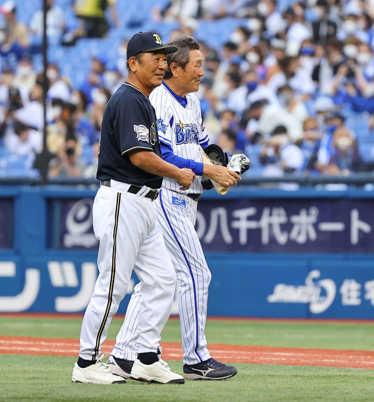 DeNA対オリックス　試合前、1打席対決を終え笑顔を見せるDeNA田代巡回打撃コーチ（右）と佐藤氏（撮影・垰建太）