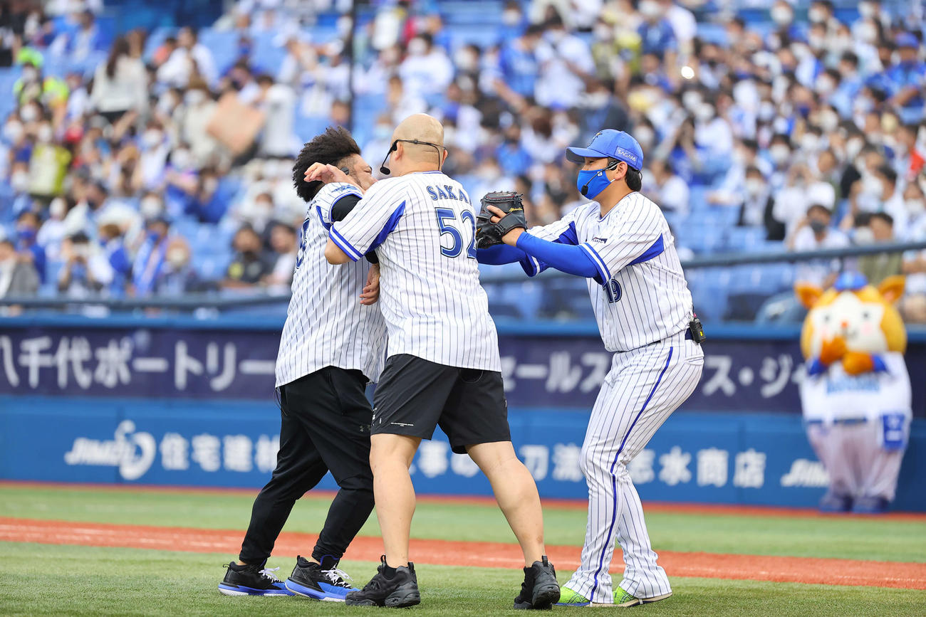 DeNA対オリックス　試合前セレモニーで鬼越トマホークの金ちゃん（左）と坂井良多（中央）のもみ合いの仲裁に入るDeNA山崎（撮影・垰建太）