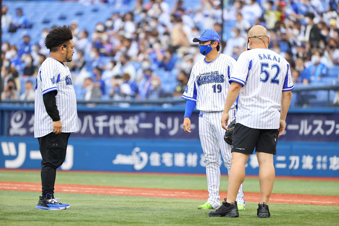 DeNA対オリックス　試合前セレモニーで鬼越トマホークの金ちゃん（左）と坂井良多（右）のもみ合いの仲裁に入るも巻き込まれ2人から怒られるDeNA山崎（撮影・垰建太）
