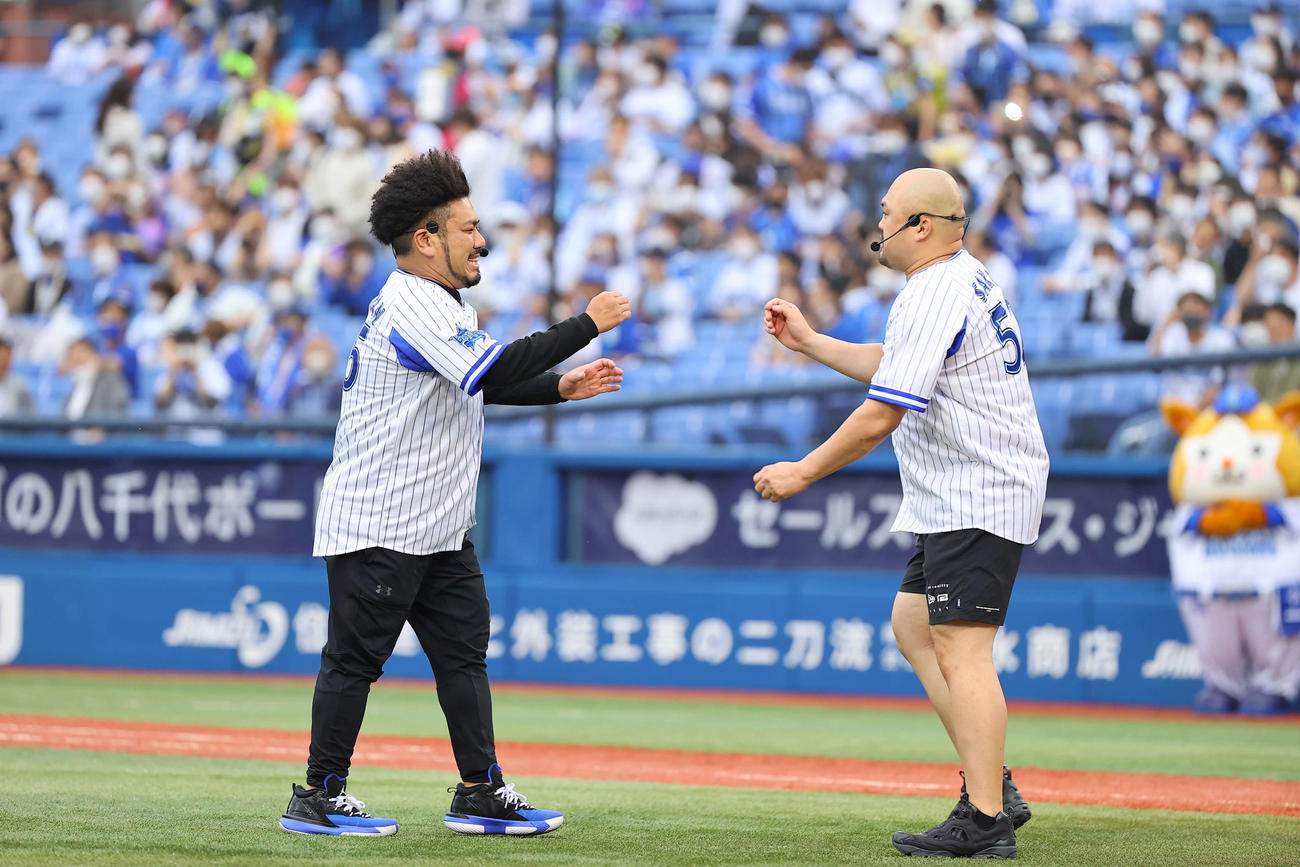 DeNA対オリックス　試合前セレモニーで鬼越トマホークの金ちゃん（左）の暴投に激高しもめる坂井良多（撮影・垰建太）