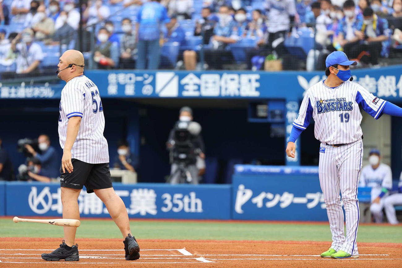 DeNA対オリックス　試合前セレモニーで鬼越トマホークの金ちゃんの暴投に激高する坂井良多（左）、捕手DeNA山崎（撮影・垰建太）