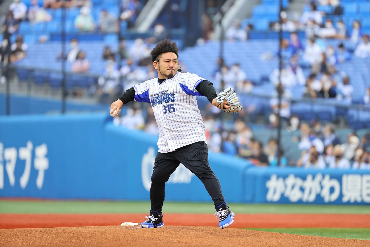 DeNA対オリックス　試合前セレモニーで投じる鬼越トマホークの金ちゃん（撮影・垰建太）