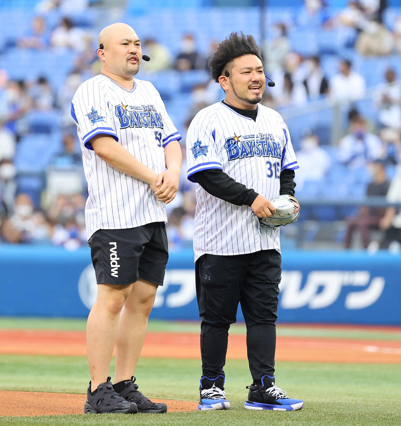 DeNA対オリックス　試合前セレモニーに登場する鬼越トマホークの坂井良多（左）と金ちゃん（撮影・垰建太）