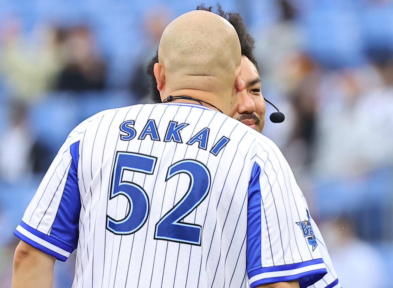 DeNA対オリックス　試合前セレモニーで一芸を披露する鬼越トマホークの坂井良多（左）（撮影・垰建太）