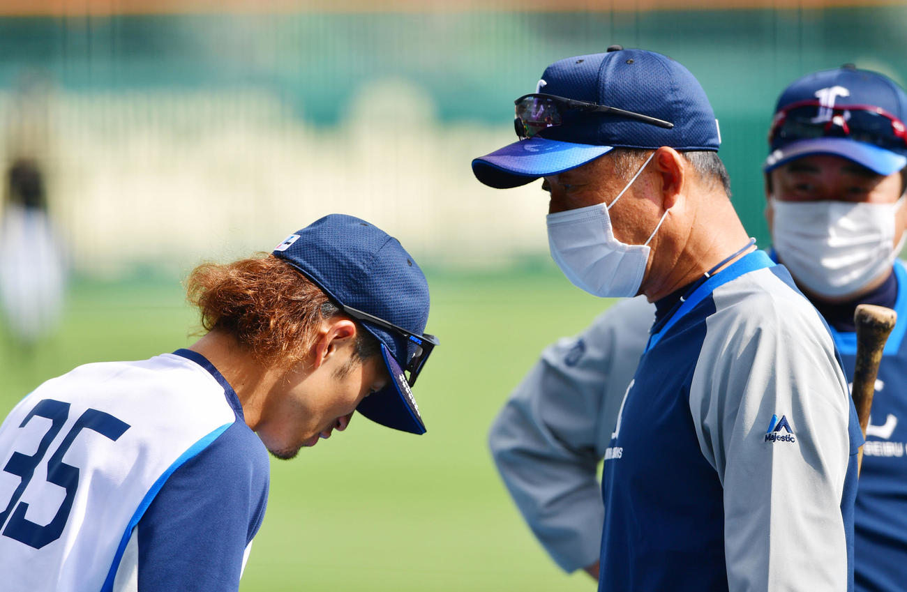 阪神対西武　試合前に辻監督（右）にあいさつする若林（撮影・前岡正明）