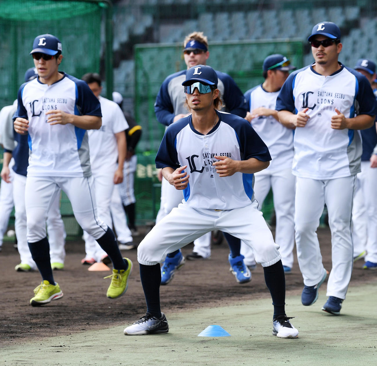 阪神対西武　試合前のアップを行う若林（撮影・前岡正明）