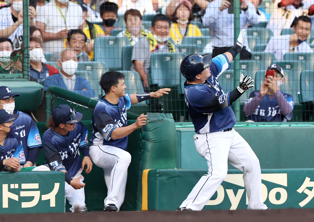 阪神対西武　2回表西武無死、山川（右）は先制の左中間越え本塁打放ち「どすこいポーズ」を披露する（撮影・上山淳一）