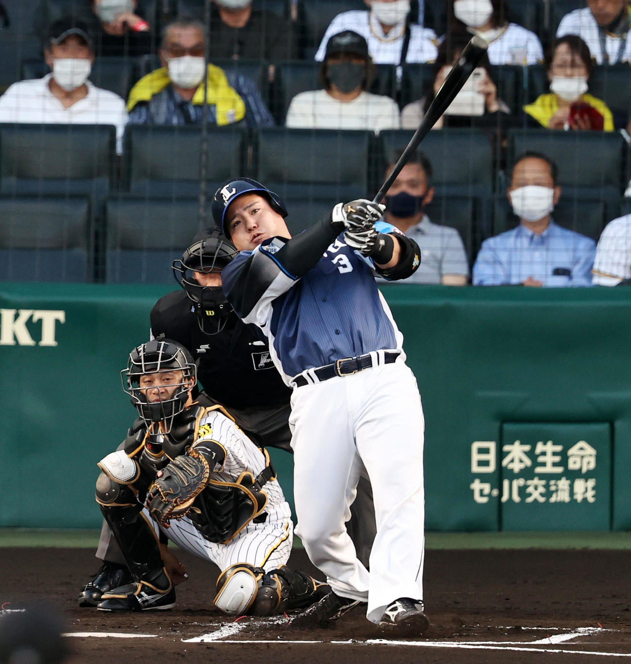 阪神対西武　2回表西武無死、山川は左越え本塁打を放つ（撮影・加藤哉）