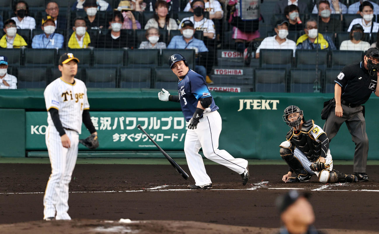 阪神対西武　2回表西武無死、山川は左越え本塁打を放つ。投手は西勇（撮影・加藤哉）