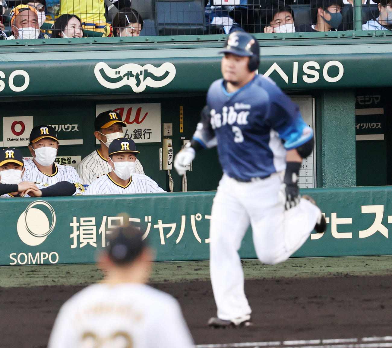 阪神対西武　2回表西武無死、ベンチの矢野監督は左越え本塁打を放った山川の打球を見つめる（撮影・加藤哉）
