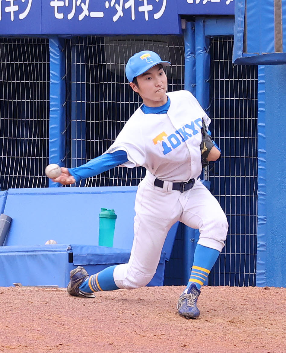 東大対慶大　ブルペンで投球練習する東大・渡辺（撮影・鈴木正人）