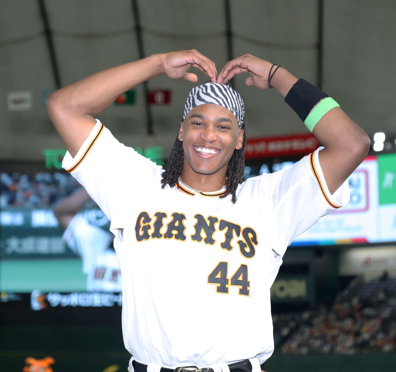 オリックスに勝利し、8回裏に勝ち越し二塁打を放った巨人ウォーカーは笑顔でハートポーズ（22年5月24日撮影）