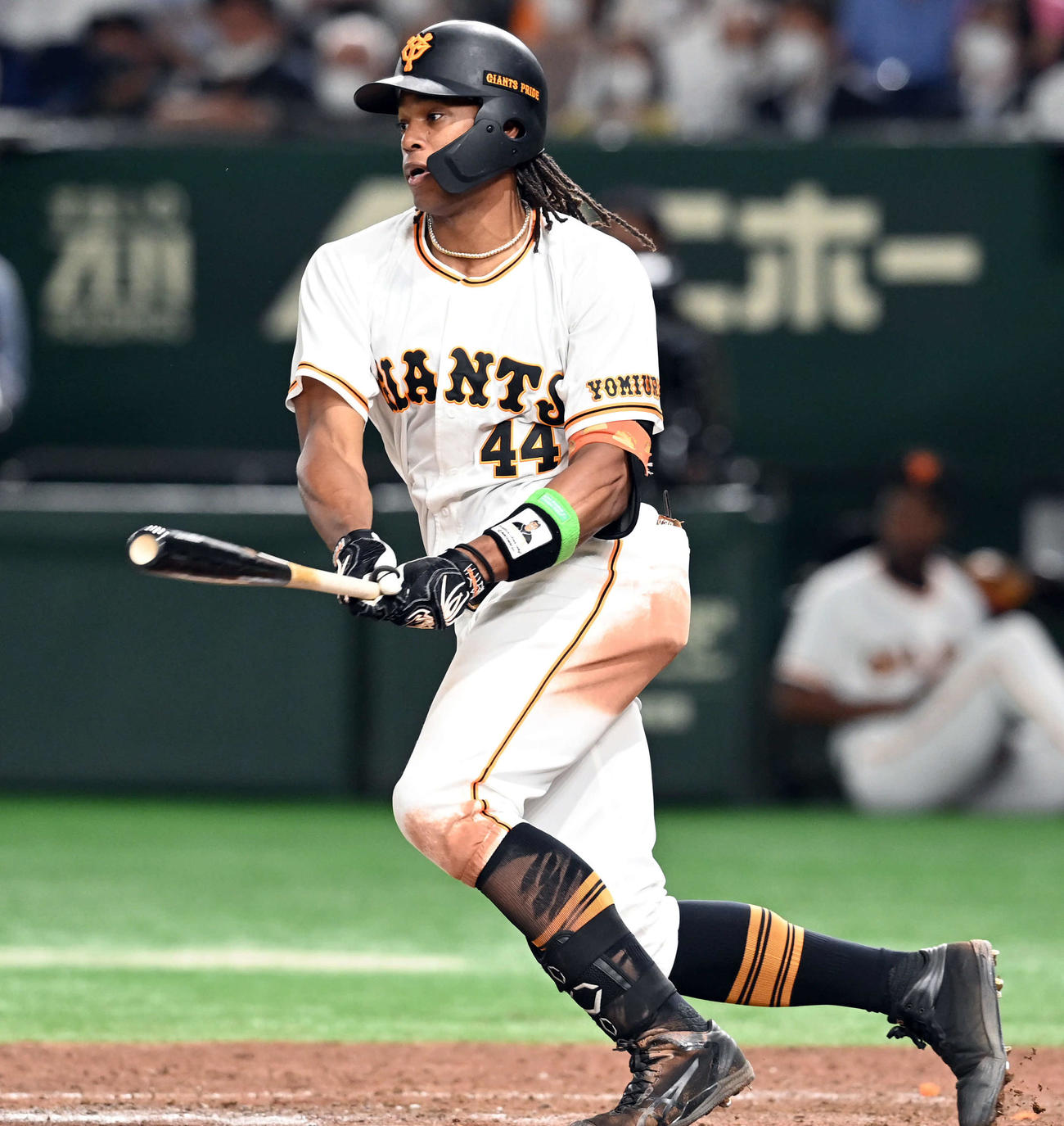 巨人ウォーカーの手には特徴的なデザインのリストバンド（22年5月24日撮影）