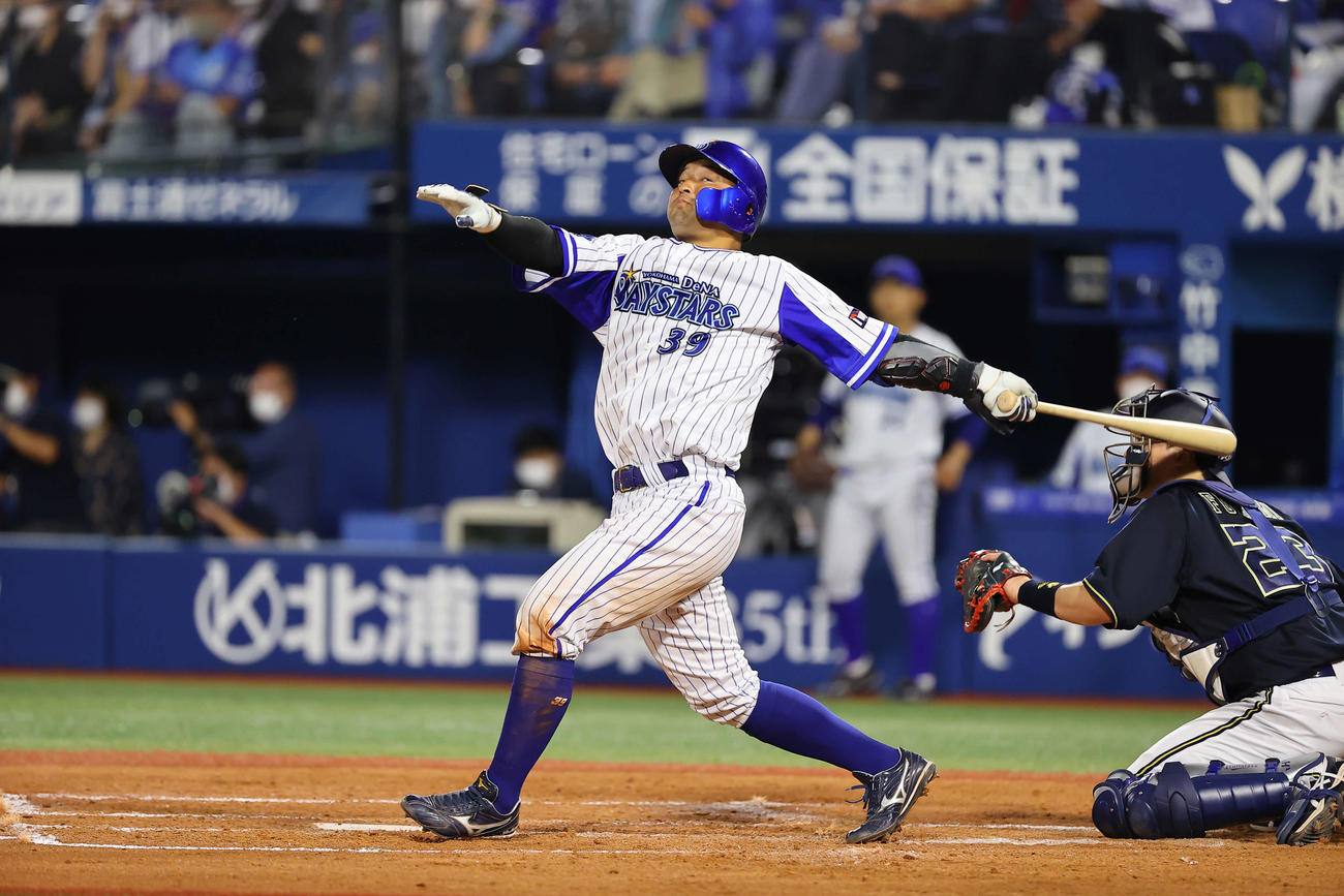 DeNA対オリックス　4回裏DeNA2死一塁、大きく振り切った嶺井のバットが捕手伏見の首もとに直撃する（撮影・垰建太）