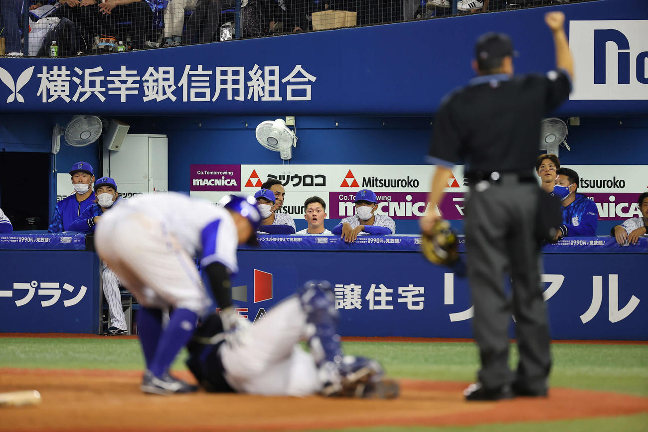 DeNA対オリックス　4回裏DeNA2死一塁、大きく振り切った嶺井のバットが捕手伏見の首もとに直撃し騒然とするベンチ（撮影・垰建太）