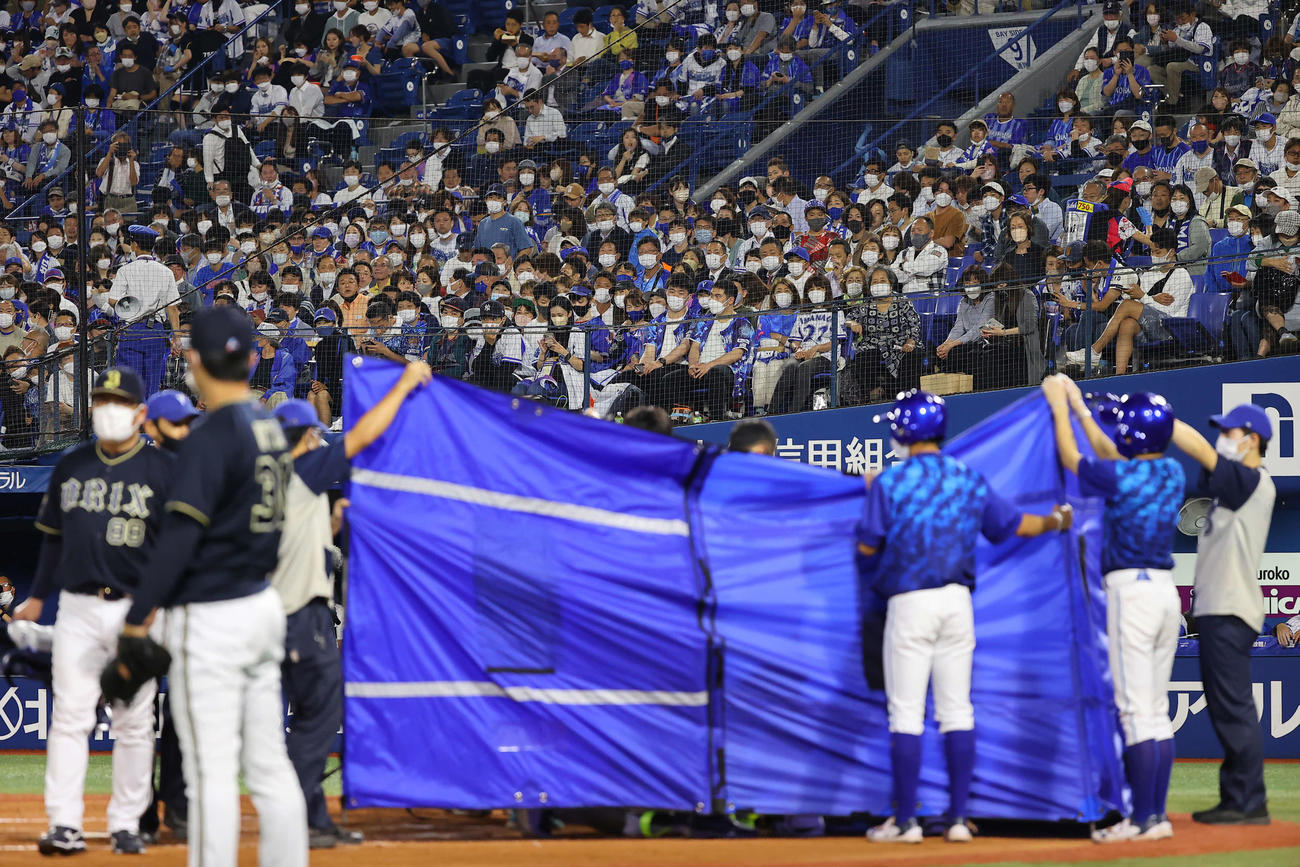 DeNA対オリックス　4回裏DeNA2死一塁、大きく振り切った嶺井のバットが直撃した捕手伏見はブルーシートで覆われ騒然とする観客（撮影・垰建太）