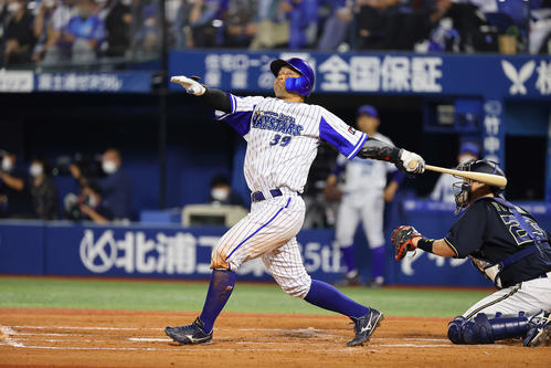 アクシデント】オリックス伏見寅威、空振りしたバットが側頭部直撃し