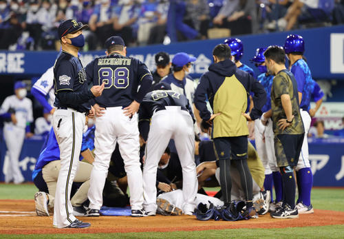 アクシデント】オリックス伏見寅威、空振りしたバットが側頭部直撃し