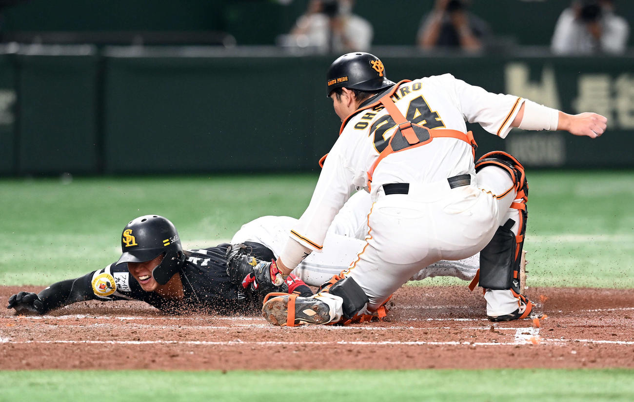 巨人対ソフトバンク　4回表ソフトバンク1死一、三塁、石川の遊ゴロで本塁を突くもアウトになる三走今宮（左）。捕手大城（撮影・たえ見朱実）