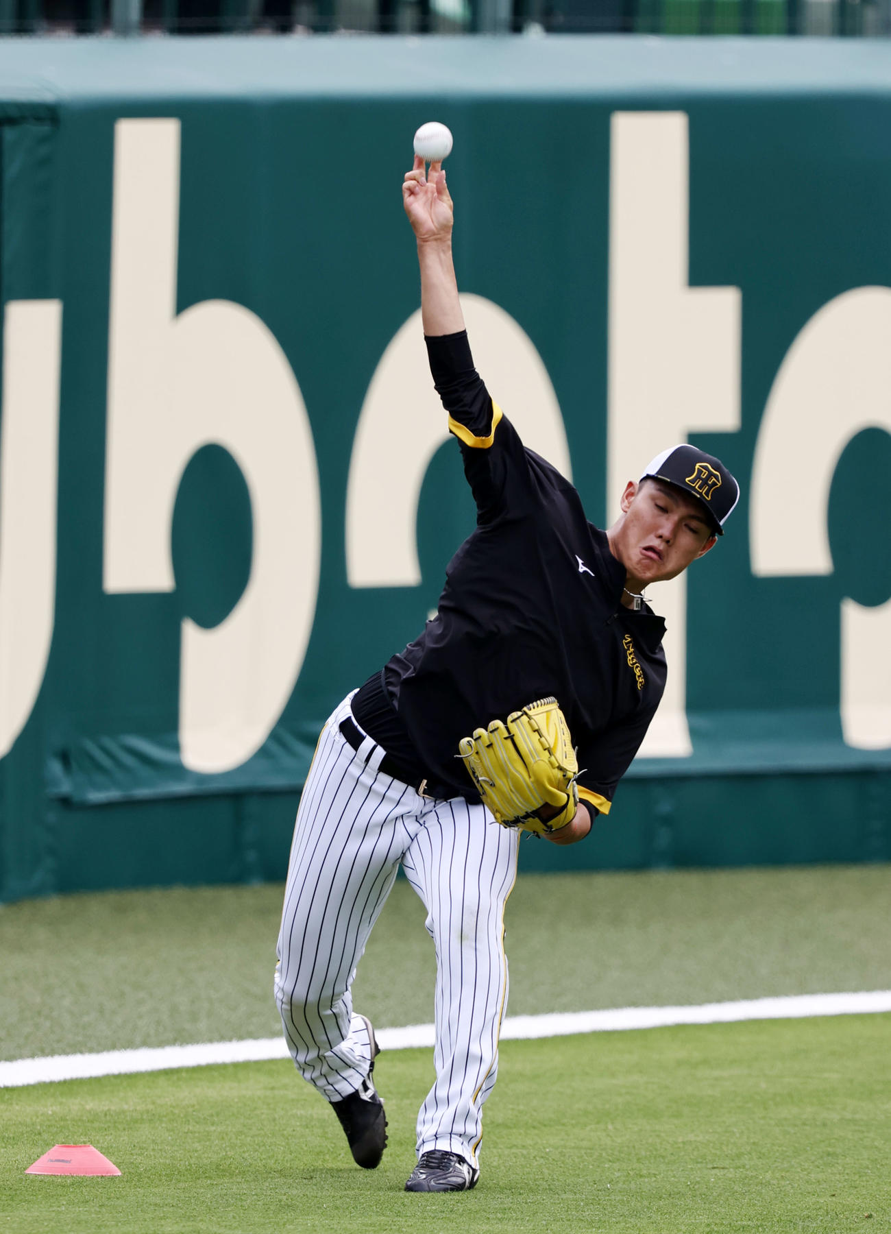 阪神対西武　練習でキャッチボールする西純（撮影・加藤哉）