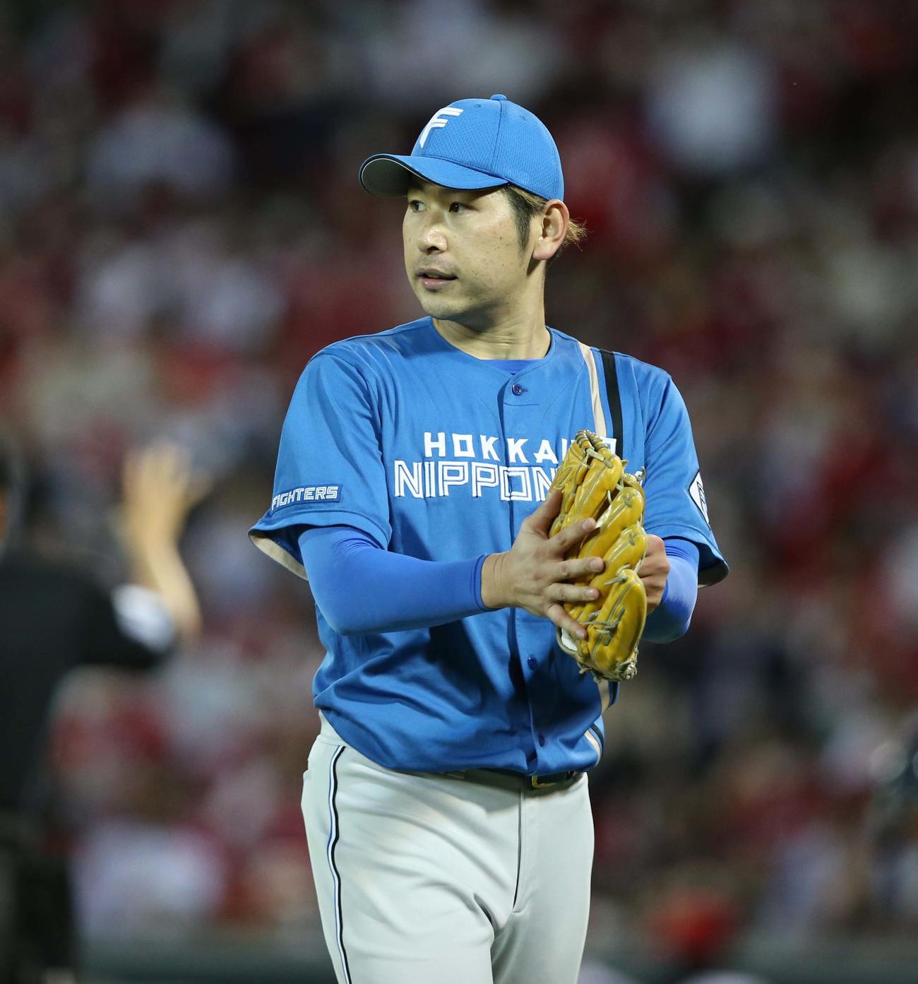 広島対日本ハム　6回裏、無失点に抑えグラブをたたく加藤（撮影・黒川智章）