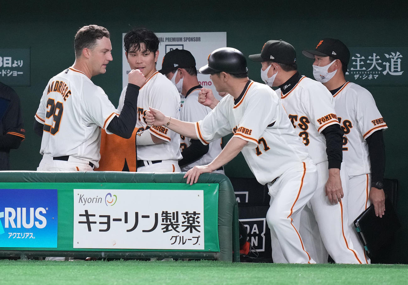 巨人対ソフトバンク　6回まで無失点に抑えた巨人アンドリース（左）はベンチで原監督（右から2人目）らとグータッチ（撮影・鈴木みどり）