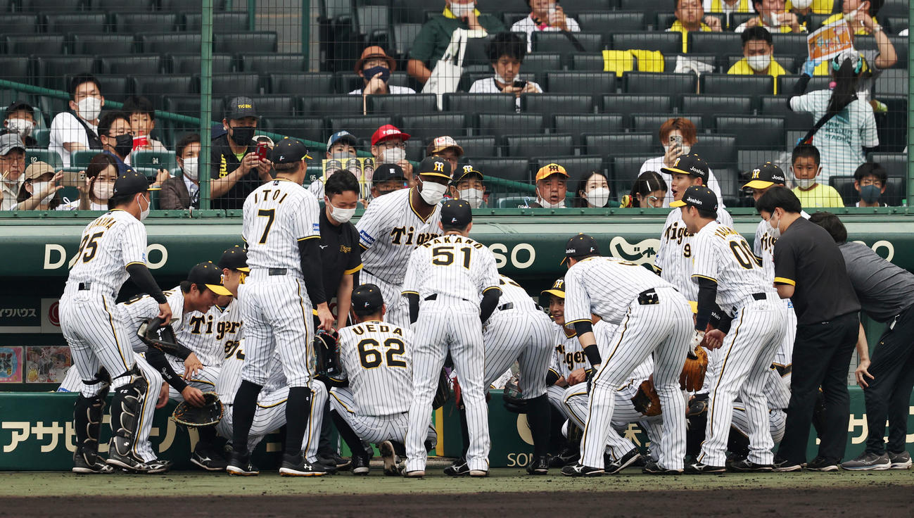 阪神対西武　試合前の円陣で声出しするロハス（撮影・加藤哉）