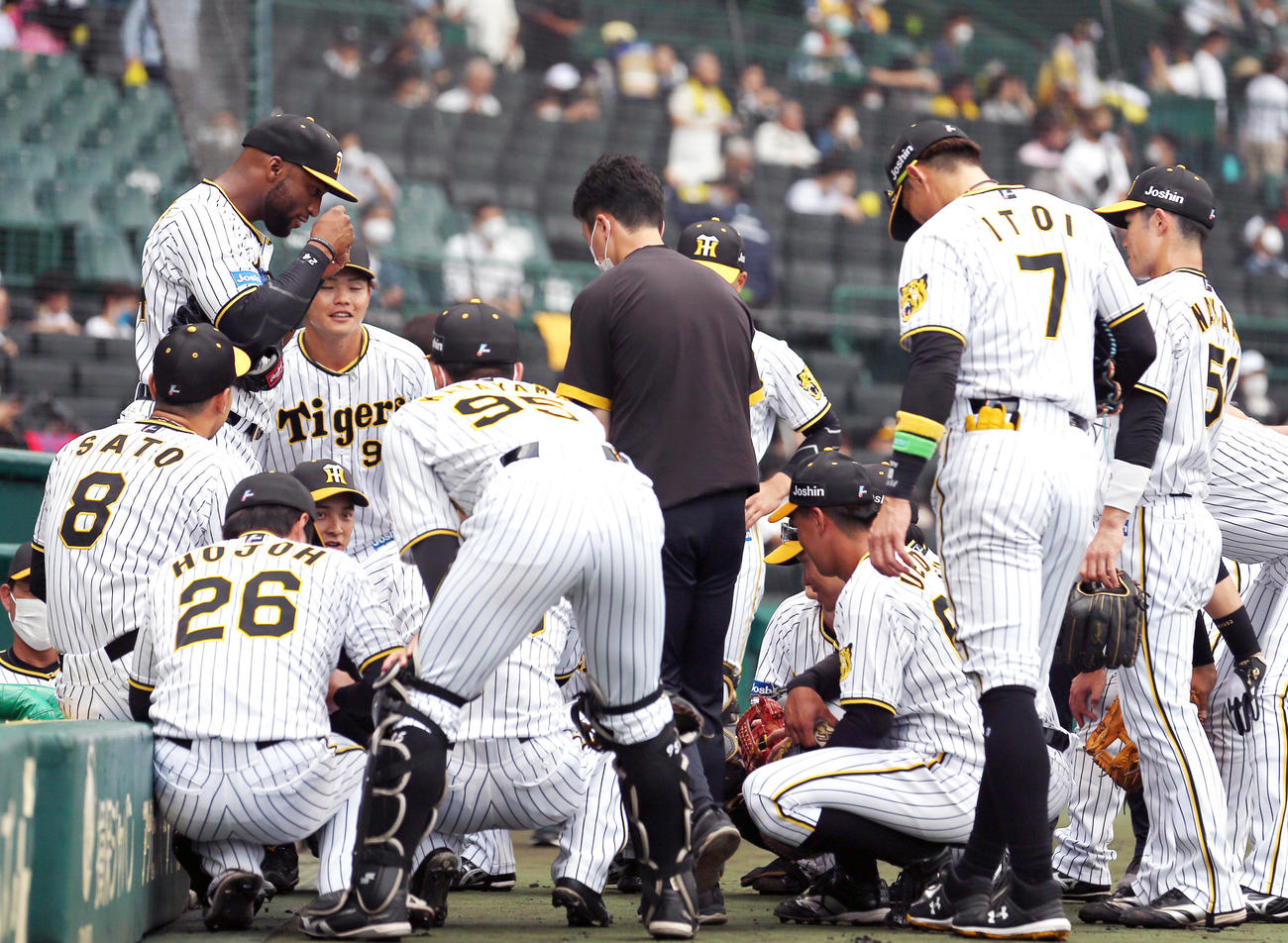 阪神対西武試合前、ベンチの前で円陣を組む阪神ナイン（撮影・上山淳一）