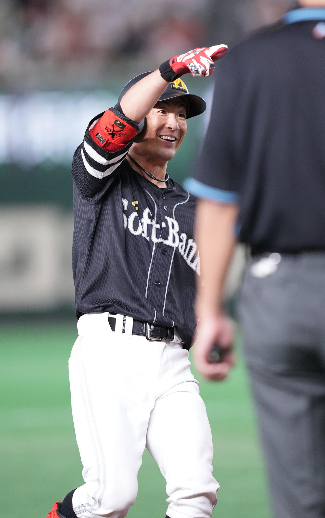 巨人対ソフトバンク　8回表ソフトバンク2死二塁、中適時三塁打を放った代打明石は笑顔（撮影・鈴木みどり）