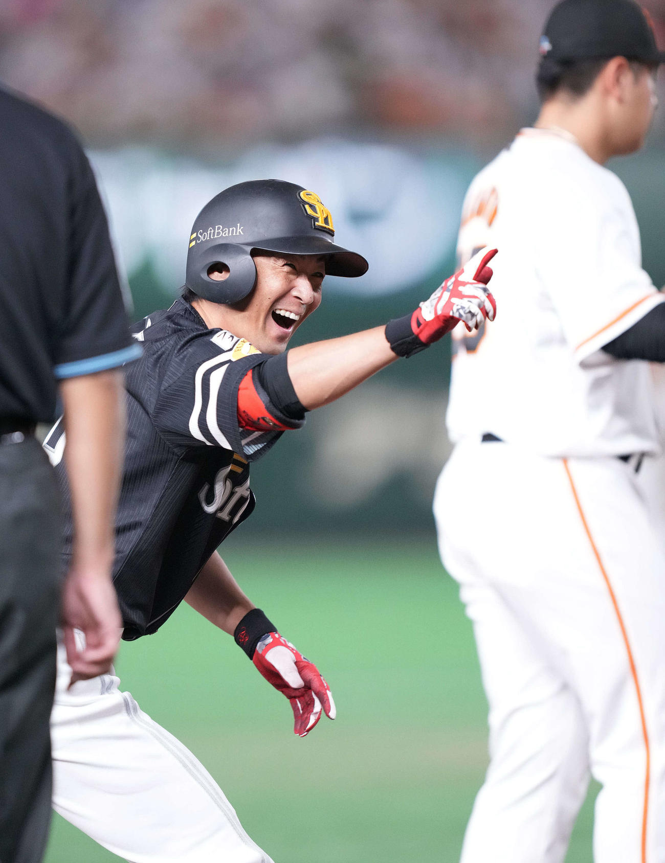 巨人対ソフトバンク　8回表ソフトバンク2死二塁、中適時三塁打を放った代打明石は塁上で笑顔（撮影・鈴木みどり）