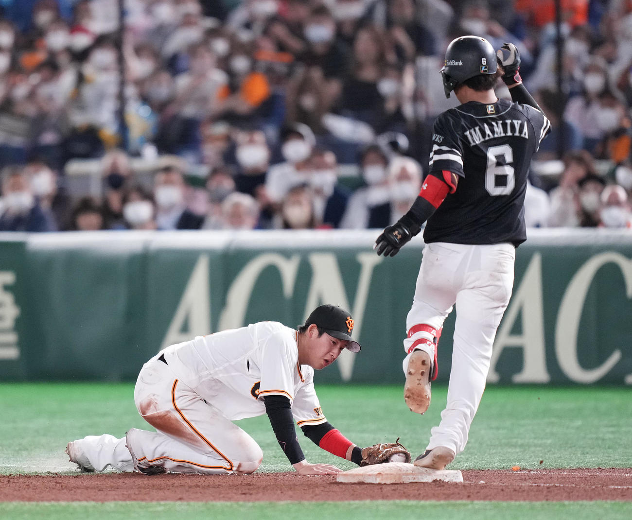 巨人対ソフトバンク　8回表ソフトバンク1死、三塁手岡本和の悪送球で出塁する打者今宮。一塁手増田陸（撮影・鈴木みどり）