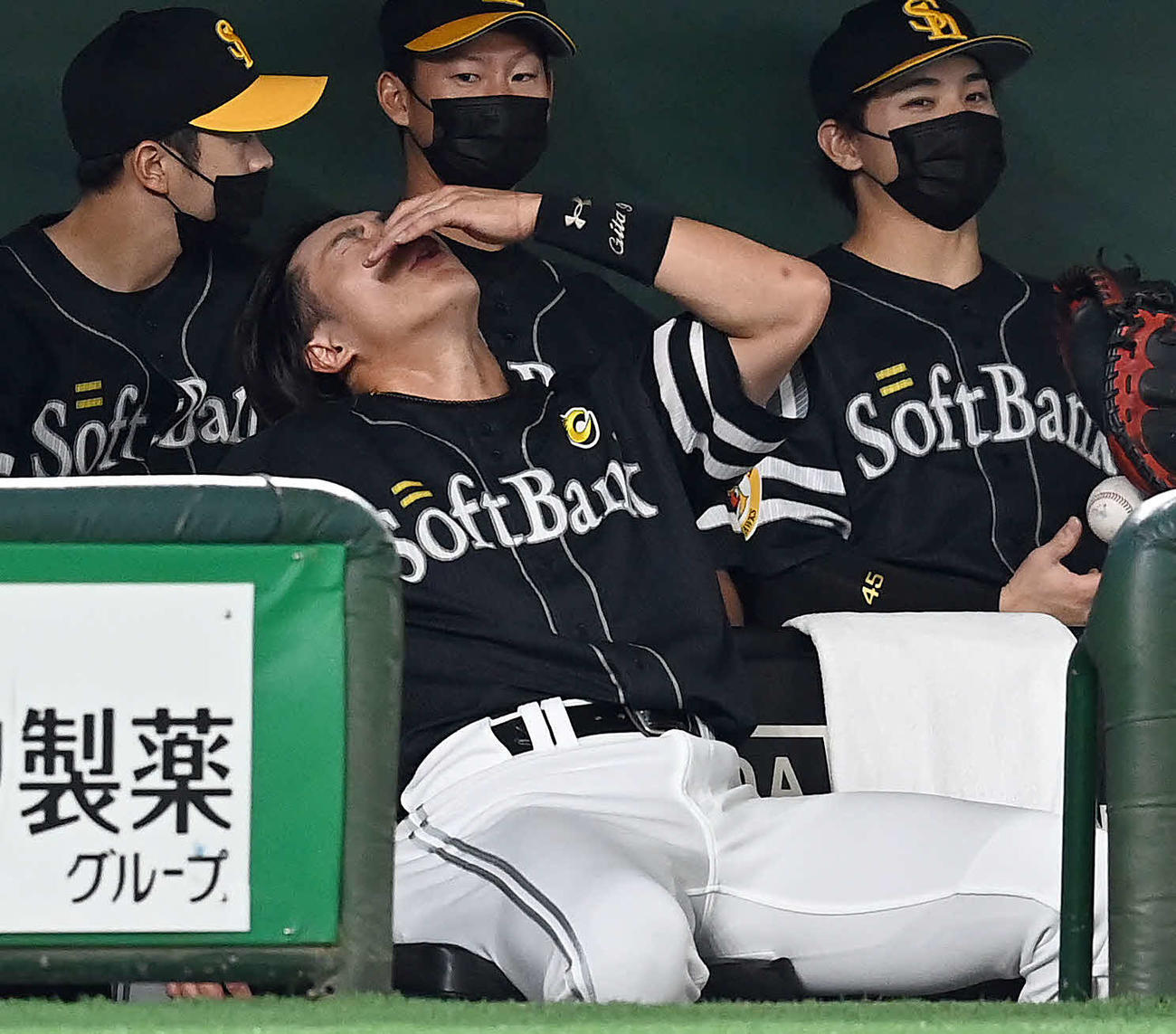 巨人対ソフトバンク　3回表ソフトバンク無死一、三塁、空振り三振に倒れ、ベンチで悔しそうな表情の柳田（手前）（撮影・たえ見朱実）