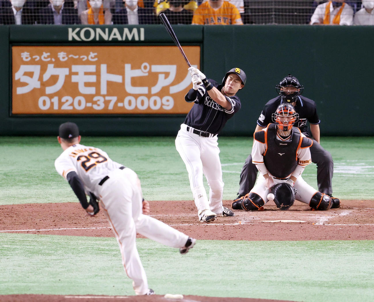 巨人対ソフトバンク　5回表ソフトバンク1死、空振り三振に倒れる柳田。投手アンドリース（撮影・狩俣裕三）