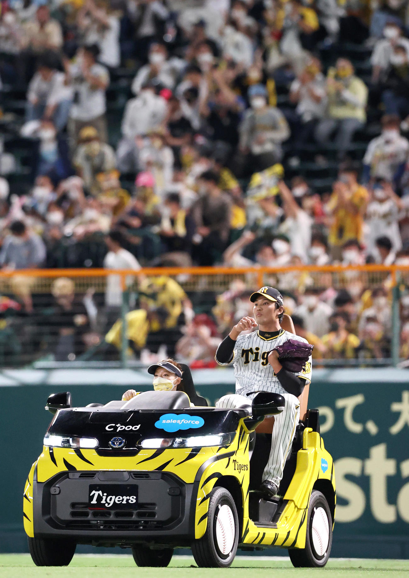 阪神対西武　9回、リリーフカーでマウンドへ向かう阪神藤浪（撮影・上山淳一）