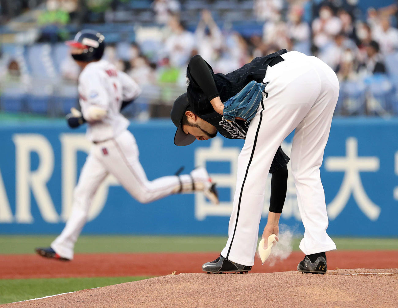 ヤクルト対ロッテ　1回裏ヤクルトに先制点を許したロッテ石川（撮影・浅見桂子）