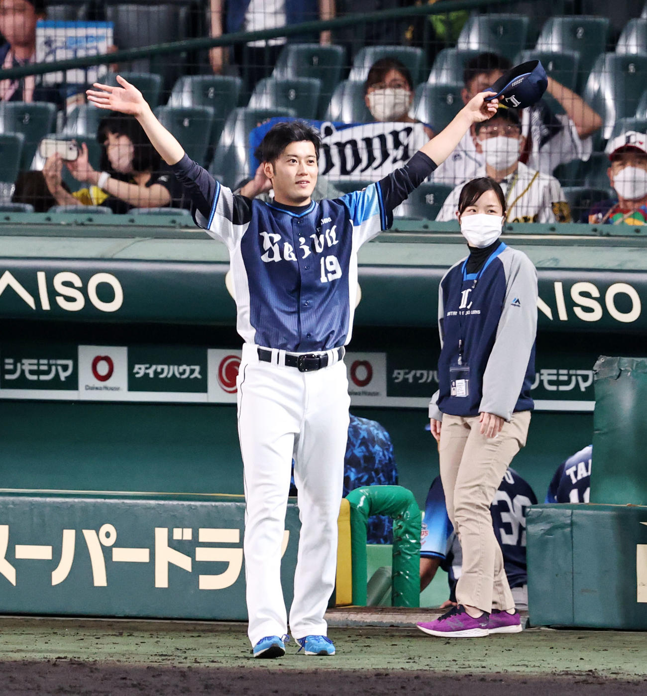 阪神対西武　阪神に勝利しスタンドにあいさつする佐藤（撮影・加藤哉）