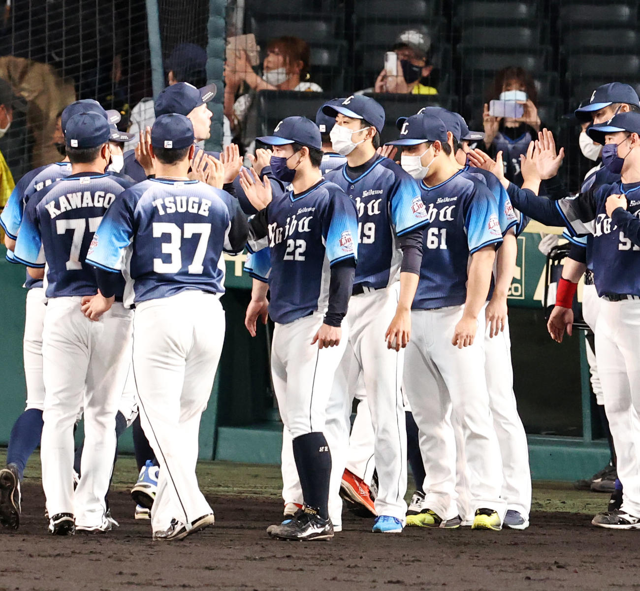 阪神対西武　阪神に勝利しナインとタッチする佐藤（撮影・加藤哉）