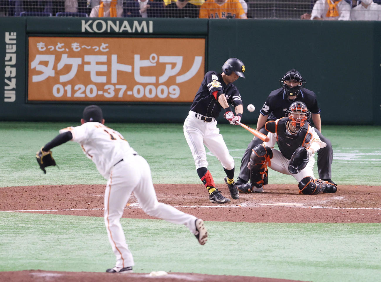 巨人対ソフトバンク　8回表ソフトバンク2死二塁、適時三塁打を放つ代打明石。投手平内（撮影・狩俣裕三）