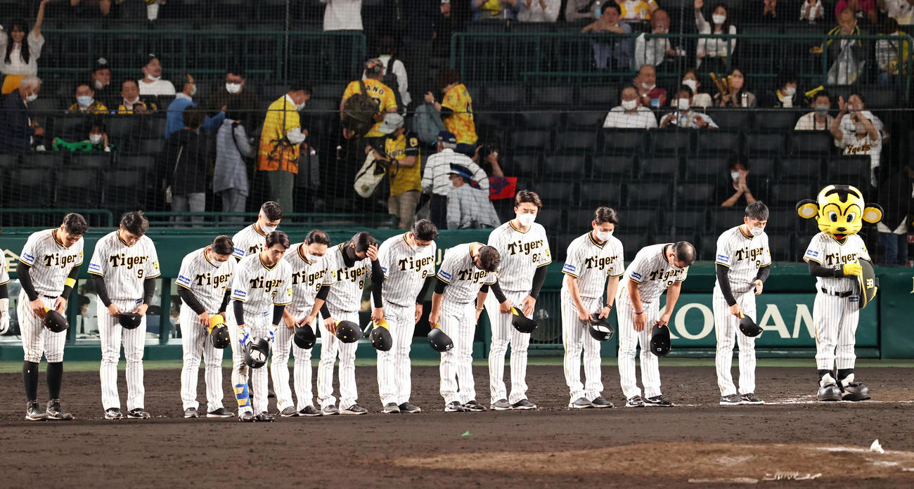 阪神対西武　西武に敗れ一礼する阪神ナイン（撮影・加藤哉）