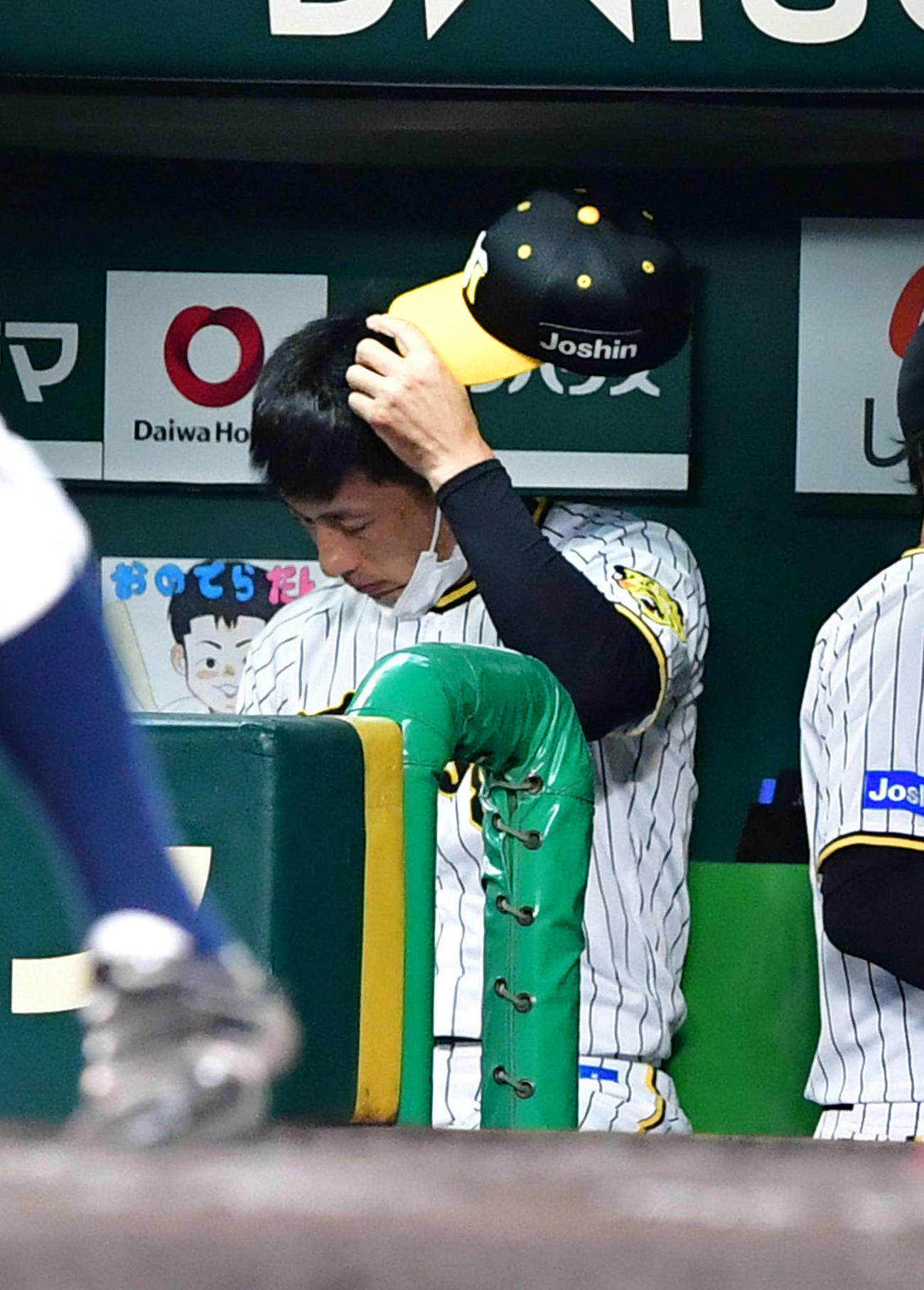 阪神対西武　8回、ベンチで表情のさえない矢野監督（撮影・前岡正明）