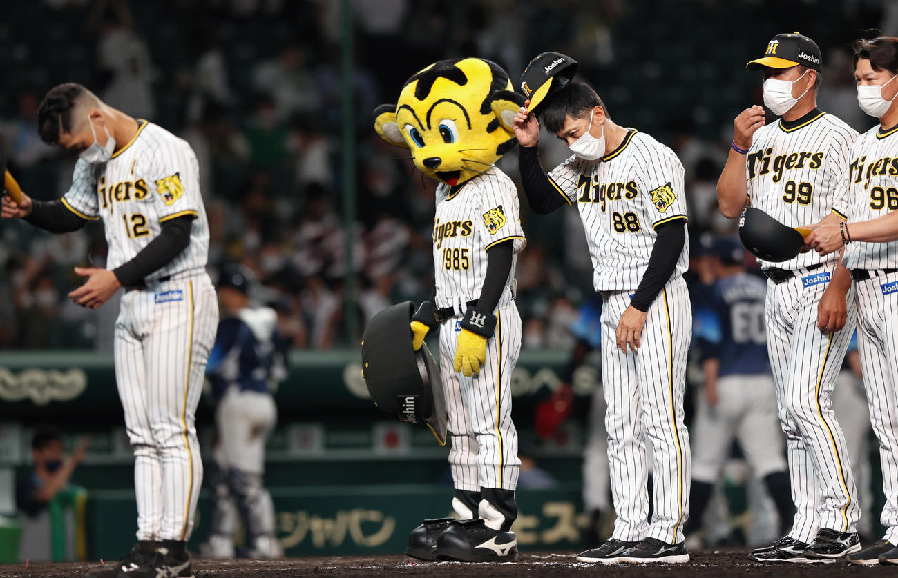 阪神対西武　西武に敗れて頭を下げる阪神矢野監督（右から3人目）ら（撮影・上山淳一）