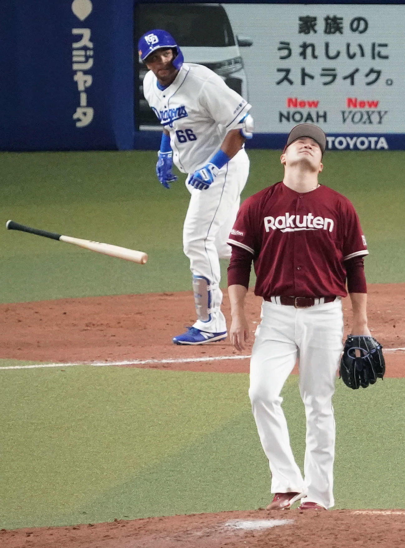 中日対楽天　6回裏中日1死、ビシエド（後方）に左越え本塁打を浴びる田中将（撮影・森本幸一）