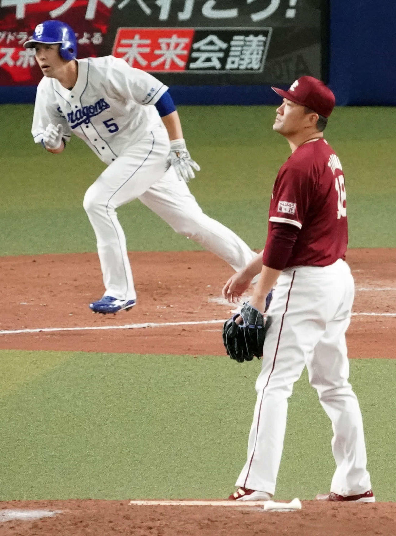 中日対楽天　4回裏中日2死、阿部（後方）に先制の右越え本塁打を浴びる田中将（撮影・森本幸一）