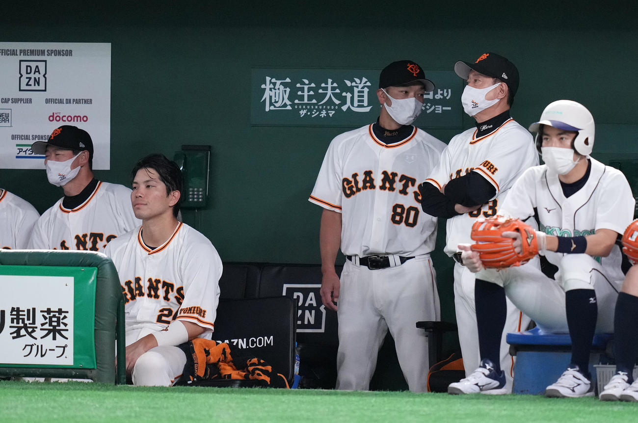 巨人対ソフトバンク　ベンチで険しい表情巨人原監督（右奥）（撮影・鈴木みどり）