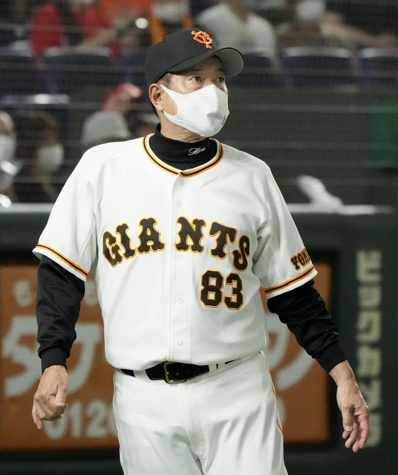 9回、投手交代を告げ、ベンチに戻る巨人・原監督（共同）