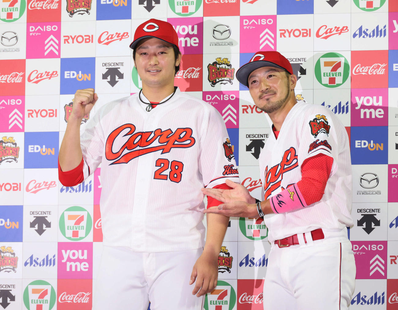 広島対日本ハム　お立ち台で勝利を喜ぶ床田（左）と菊池涼（撮影・加藤孝規）