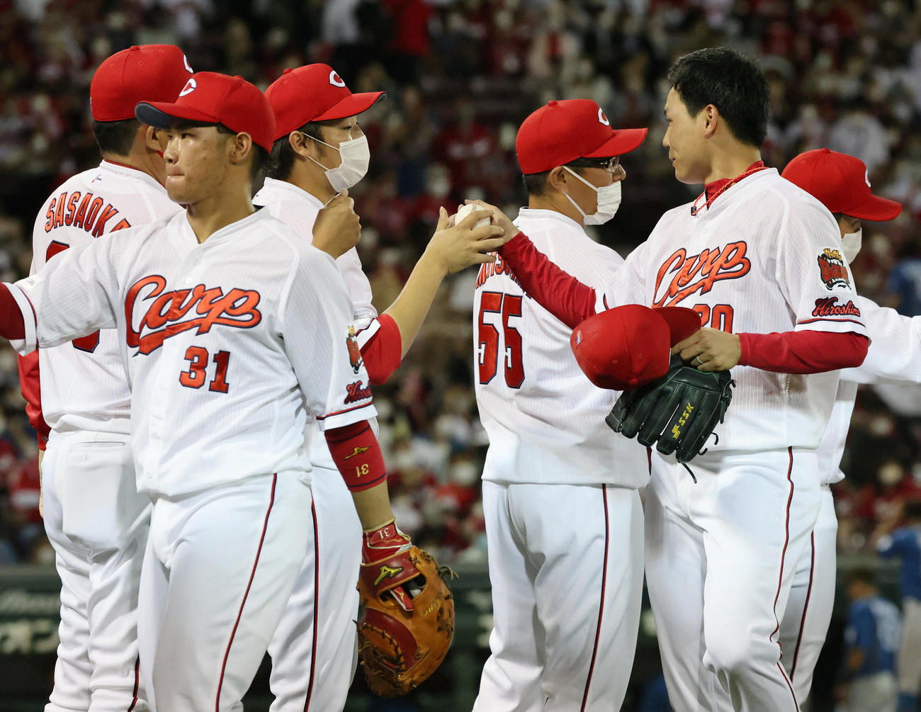 交流戦広島対日本ハム　床田にウイニングボールを渡す栗林（右）（撮影・加藤孝規）