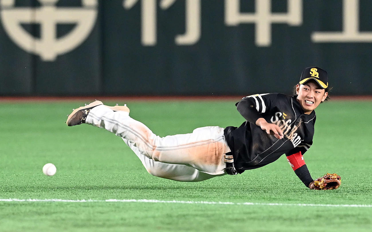 巨人対ソフトバンク　6回裏巨人無死一塁、ウォーカーの打球を好捕し二塁送球アウトにする今宮（撮影・たえ見朱実）